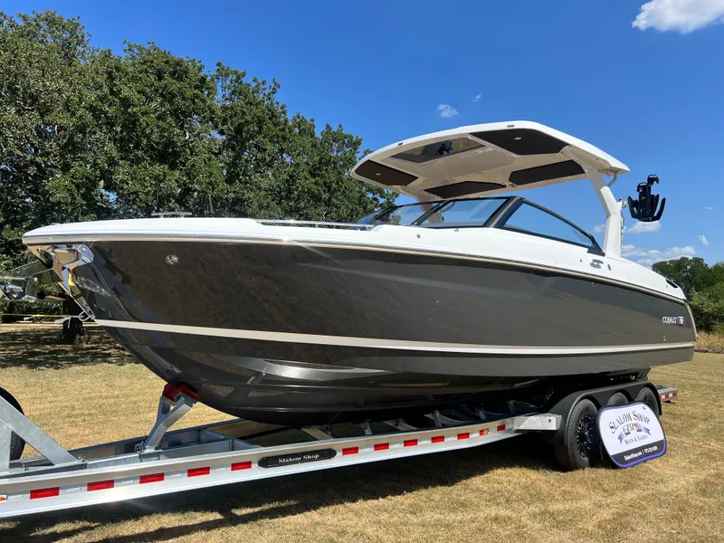 Slide: The Image of 2026 COBALT R31 SURF - Image 3 - 3