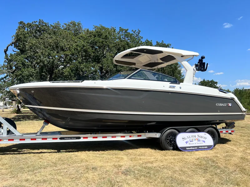 Slide: The Image of 2026 COBALT R31 SURF - Image 4 - 4