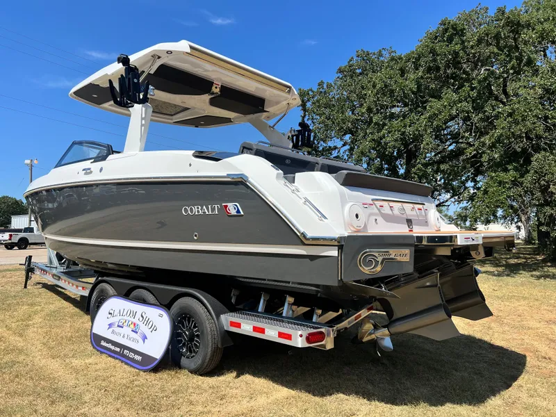 Slide: The Image of 2026 COBALT R31 SURF - Image 6 - 6