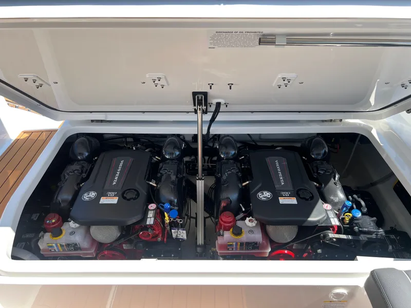 Slide: The Image of 2026 COBALT R31 SURF - Image 60 - 60