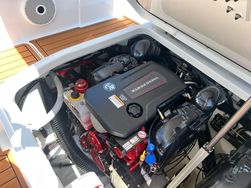 Slide: The Image of 2026 COBALT R31 SURF - Image 61 - 61