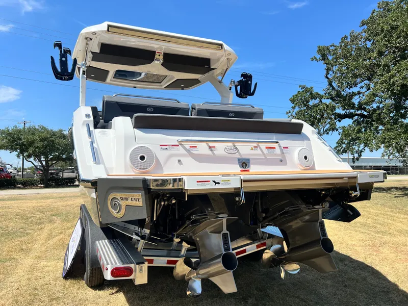 Slide: The Image of 2026 COBALT R31 SURF - Image 7 - 7