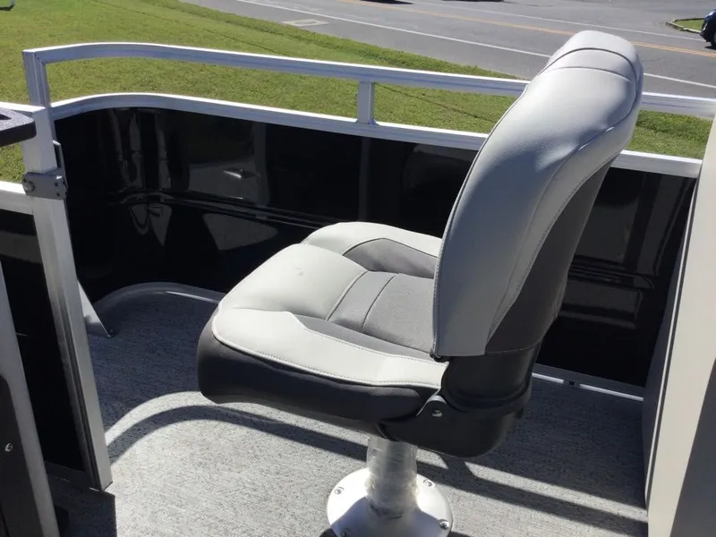 Slide: The Image of Sun Tracker Fishin' Barge 22 XP3 2026 - 24