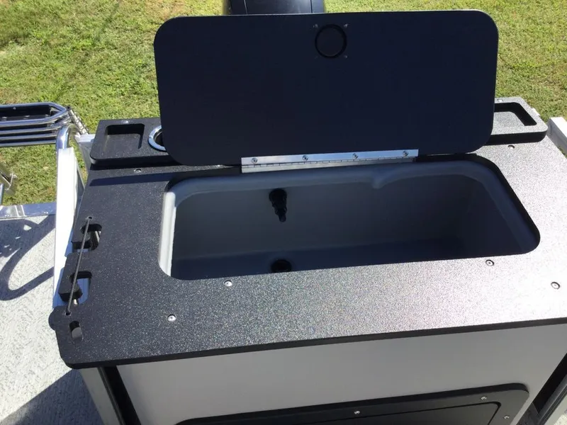 Slide: The Image of Sun Tracker Fishin' Barge 22 XP3 2026 - 8