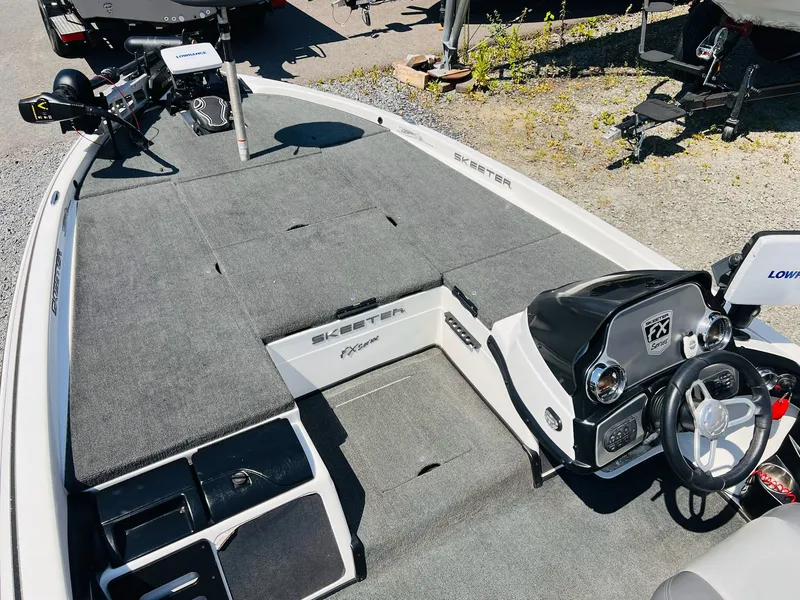 Slide: The Image of Skeeter FX20 2012 - 18