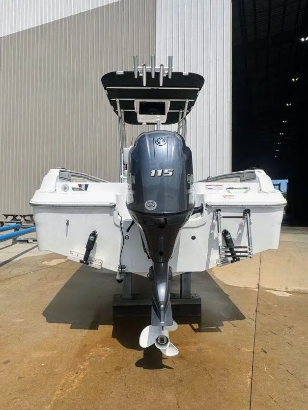 Slide: The Image of Wellcraft 202 Fisherman 2021 - 3