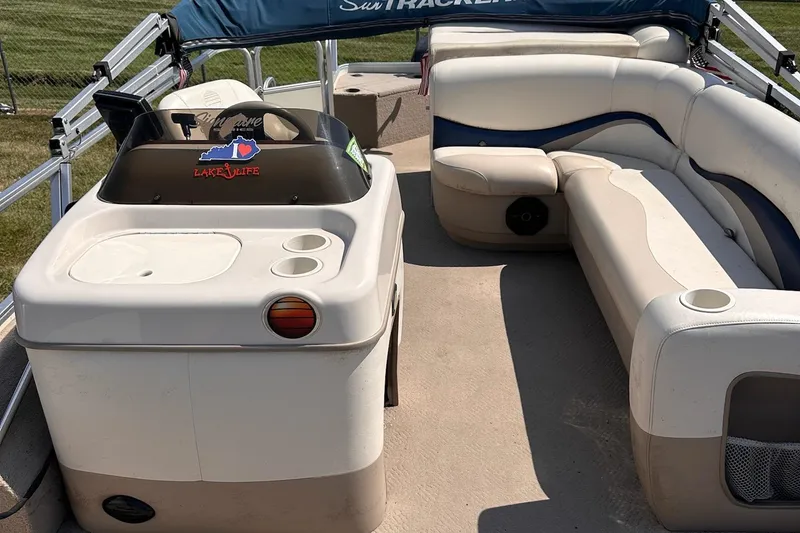 Slide: The Image of 2008 Sun Tracker FISHIN' BARGE 21 Signature Series interior with seating and console. - 25