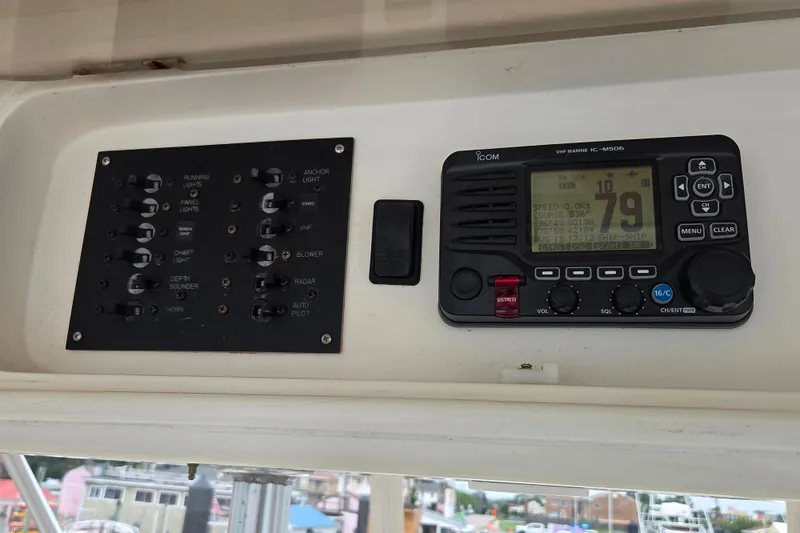 Slide: The Image of Control panel and VHF radio on a 2004 Ocean Yachts 43 Super Sport. - 27