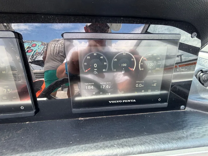 Slide: The Image of Crownline Boats 220 SS SURF 2023 - 10