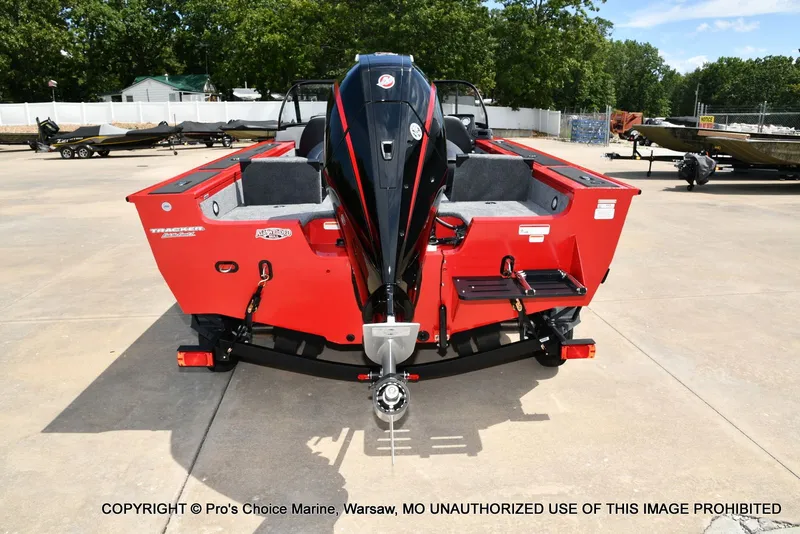 Slide: The Image of Tracker Targa V-19 Combo 2026 - 17