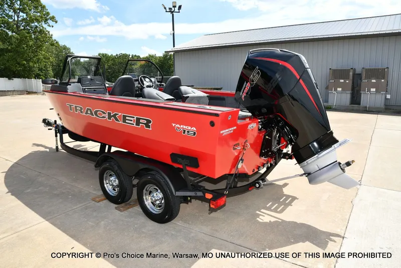 Slide: The Image of Tracker Targa V-19 Combo 2026 - 18