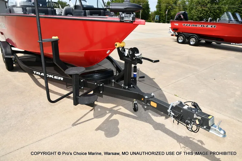 Slide: The Image of Tracker Targa V-19 Combo 2026 - 25