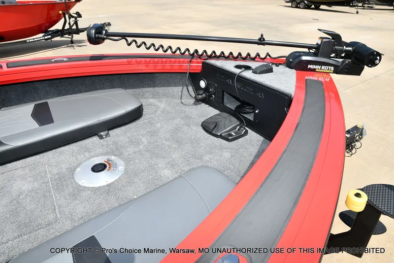 Slide: The Image of Tracker Targa V-19 Combo 2026 - 28