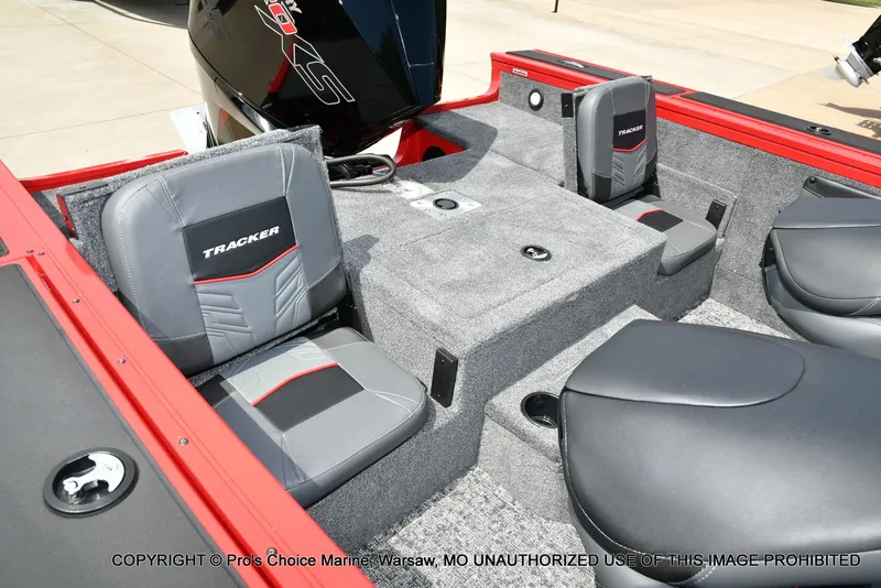 Slide: The Image of Tracker Targa V-19 Combo 2026 - 4