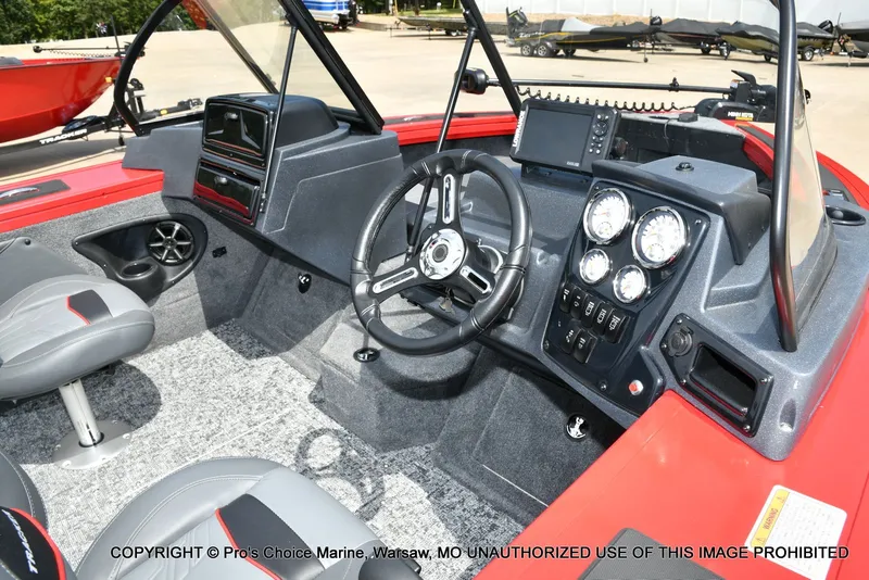 Slide: The Image of Tracker Targa V-19 Combo 2026 - 6