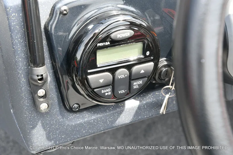 Slide: The Image of Tracker Targa V-19 Combo 2026 - 7