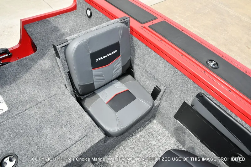 Slide: The Image of Tracker Targa V-19 Combo 2026 - 77