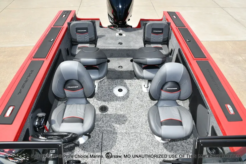 Slide: The Image of Tracker Targa V-19 Combo 2026 - 9