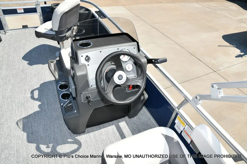 Slide: The Image of Sun Tracker Bass Buggy 18 DLX 2026 - 11