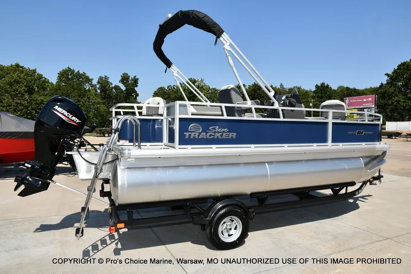 Slide: The Image of Sun Tracker Bass Buggy 18 DLX 2026 - 16