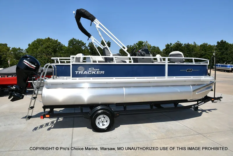 Slide: The Image of Sun Tracker Bass Buggy 18 DLX 2026 - 17