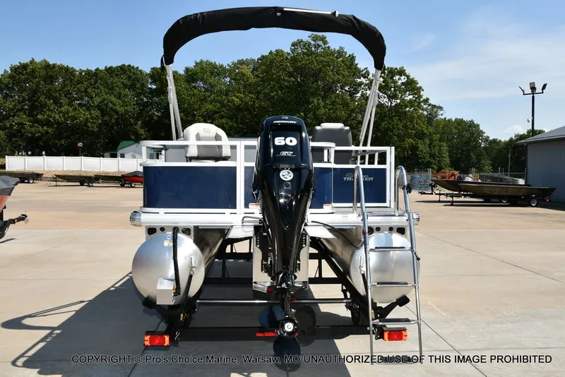 Slide: The Image of Sun Tracker Bass Buggy 18 DLX 2026 - 19