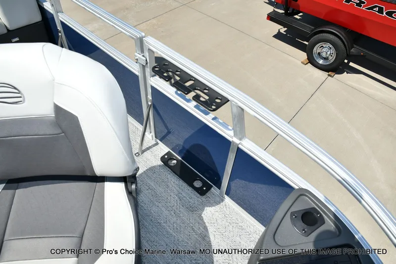 Slide: The Image of Sun Tracker Bass Buggy 18 DLX 2026 - 30