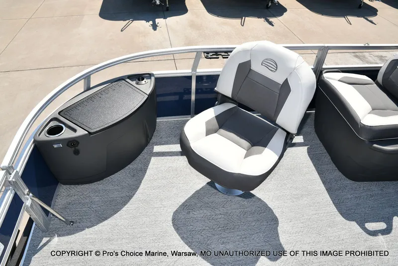 Slide: The Image of Sun Tracker Bass Buggy 18 DLX 2026 - 31