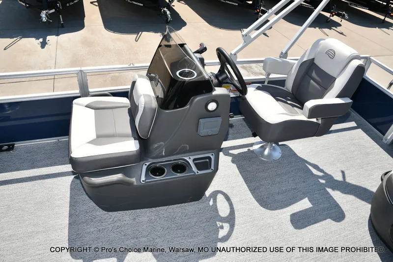 Slide: The Image of Sun Tracker Bass Buggy 18 DLX 2026 - 38