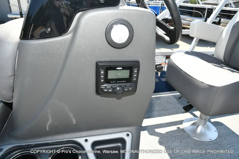 Slide: The Image of Sun Tracker Bass Buggy 18 DLX 2026 - 39