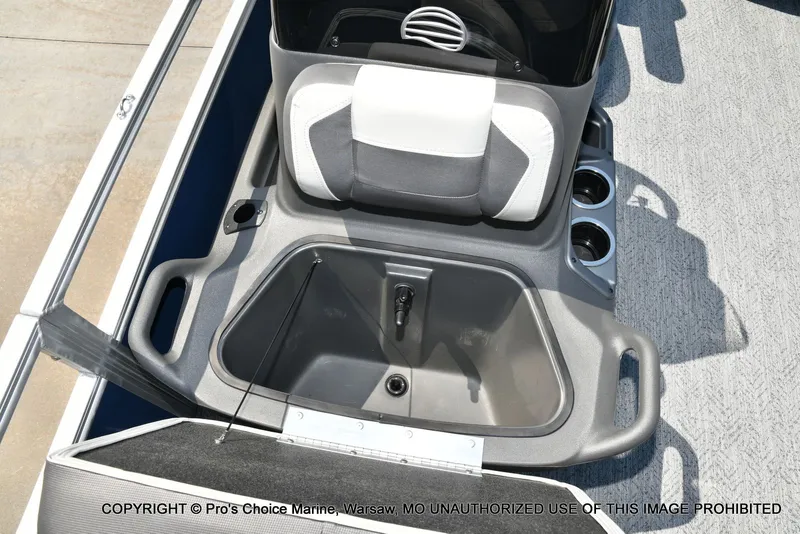 Slide: The Image of Sun Tracker Bass Buggy 18 DLX 2026 - 43