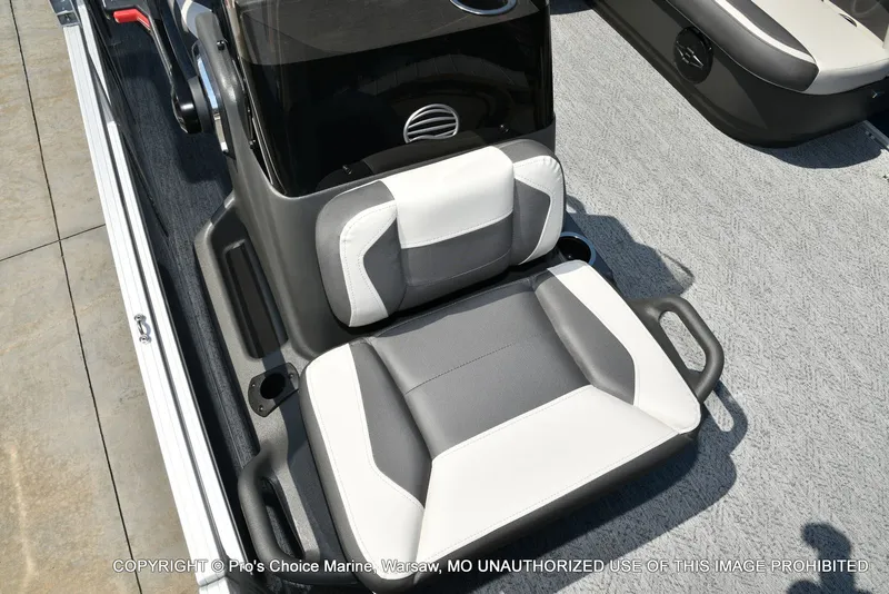 Slide: The Image of Sun Tracker Bass Buggy 18 DLX 2026 - 44