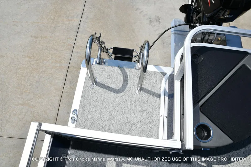 Slide: The Image of Sun Tracker Bass Buggy 18 DLX 2026 - 50