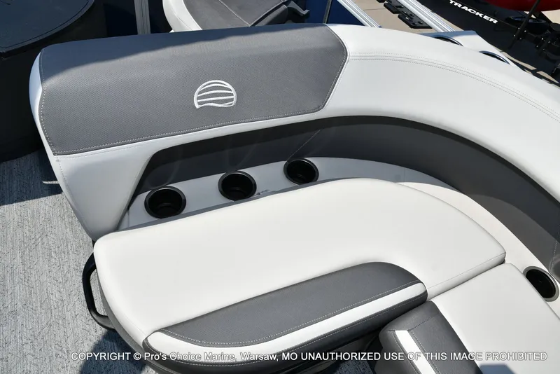 Slide: The Image of Sun Tracker Bass Buggy 18 DLX 2026 - 58