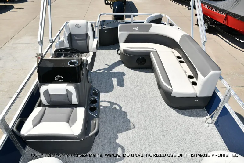 Slide: The Image of Sun Tracker Bass Buggy 18 DLX 2026 - 7