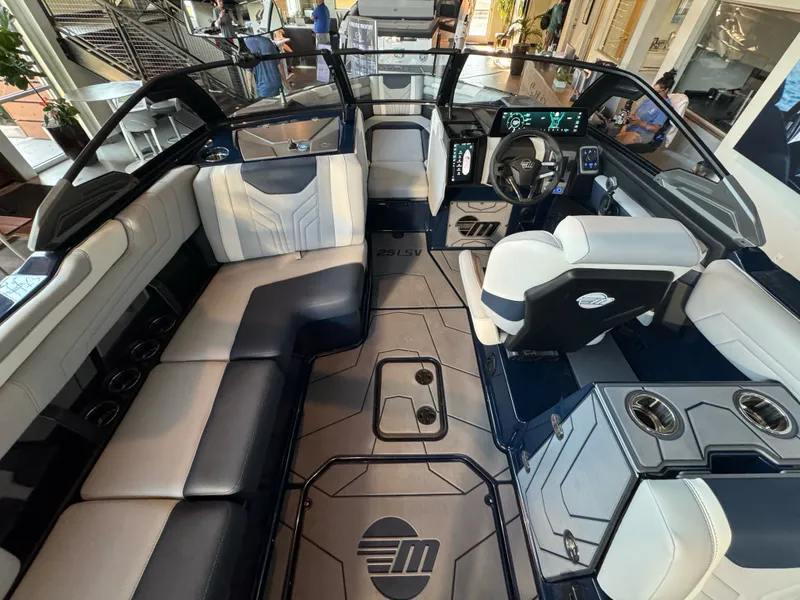 Slide: The Image of Malibu Wakesetter 25 LSV 2026 - 10