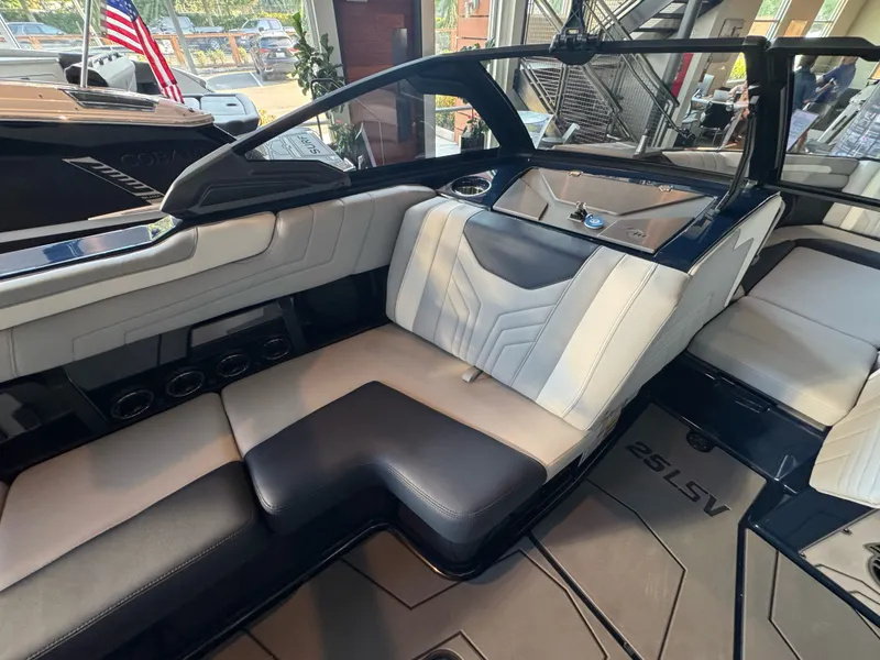 Slide: The Image of Malibu Wakesetter 25 LSV 2026 - 11