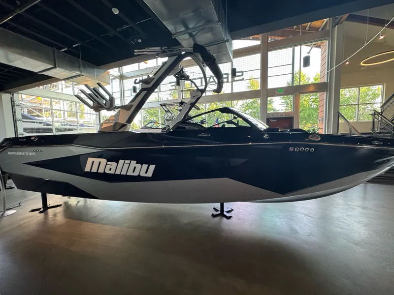 Slide: The Image of Malibu Wakesetter 25 LSV 2026 - 4