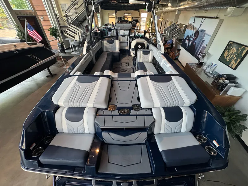 Slide: The Image of Malibu Wakesetter 25 LSV 2026 - 8