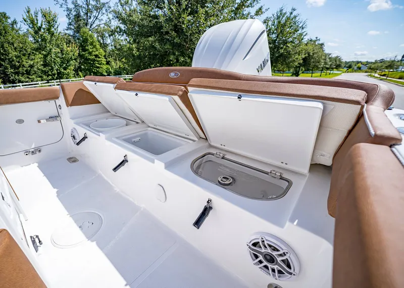 Slide: The Image of Sea Hunt Ultra 255 SE 2026 - 10