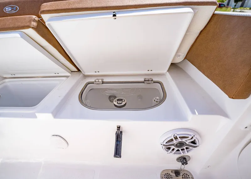 Slide: The Image of Sea Hunt Ultra 255 SE 2026 - 11