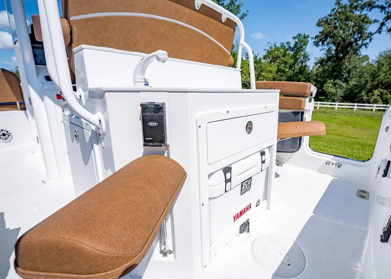 Slide: The Image of Sea Hunt Ultra 255 SE 2026 - 14