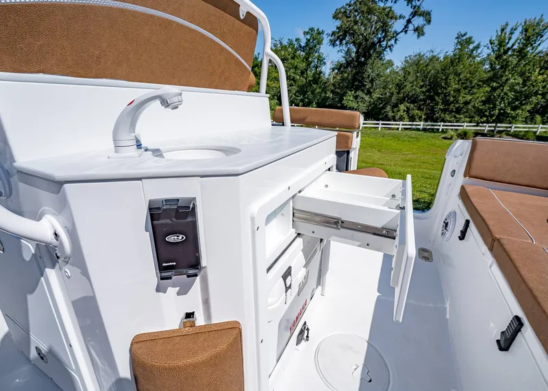 Slide: The Image of Sea Hunt Ultra 255 SE 2026 - 15