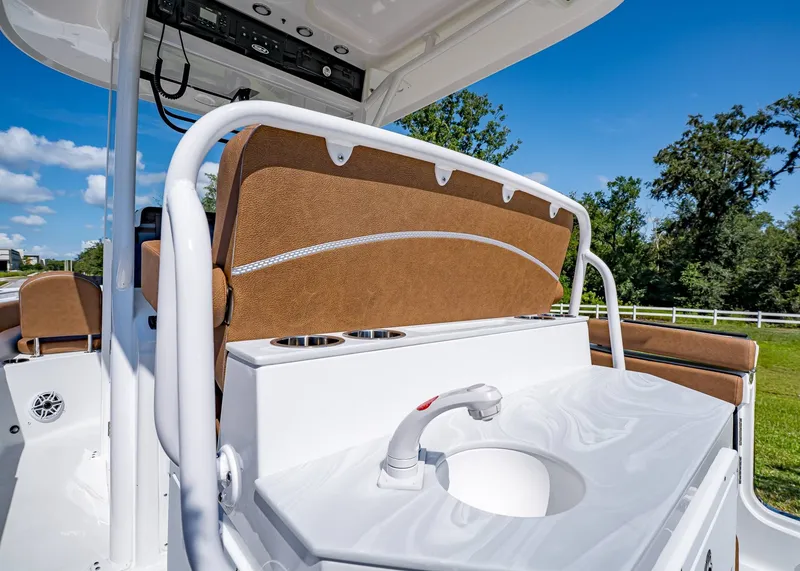 Slide: The Image of Sea Hunt Ultra 255 SE 2026 - 18