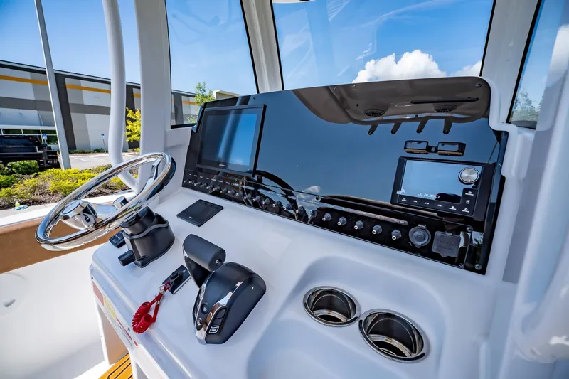 Slide: The Image of Sea Hunt Ultra 255 SE 2026 - 27