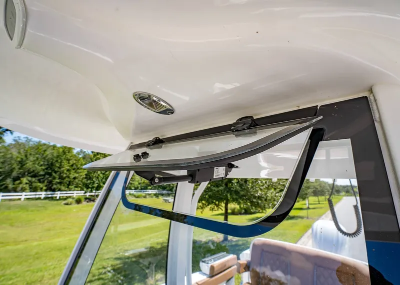 Slide: The Image of Sea Hunt Ultra 255 SE 2026 - 34