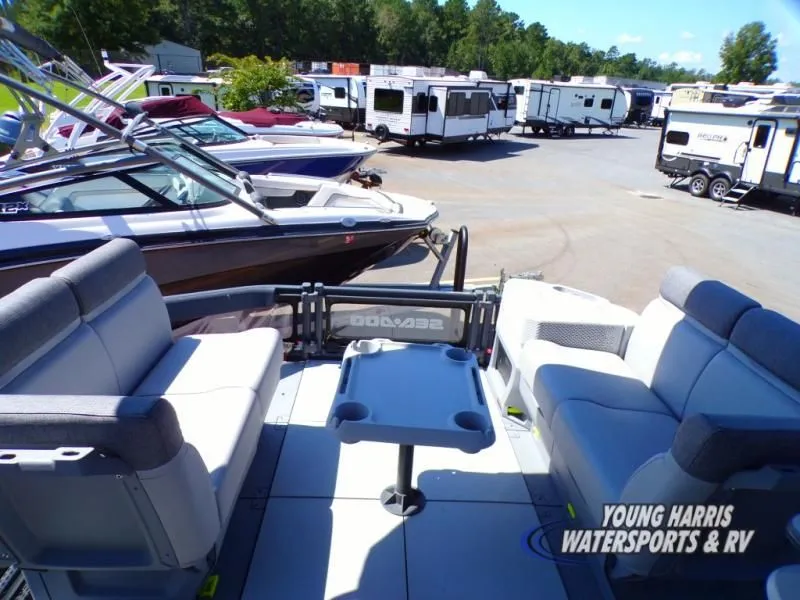 Slide: The Image of Sea-Doo 18 - 230 HP 2023 - 14