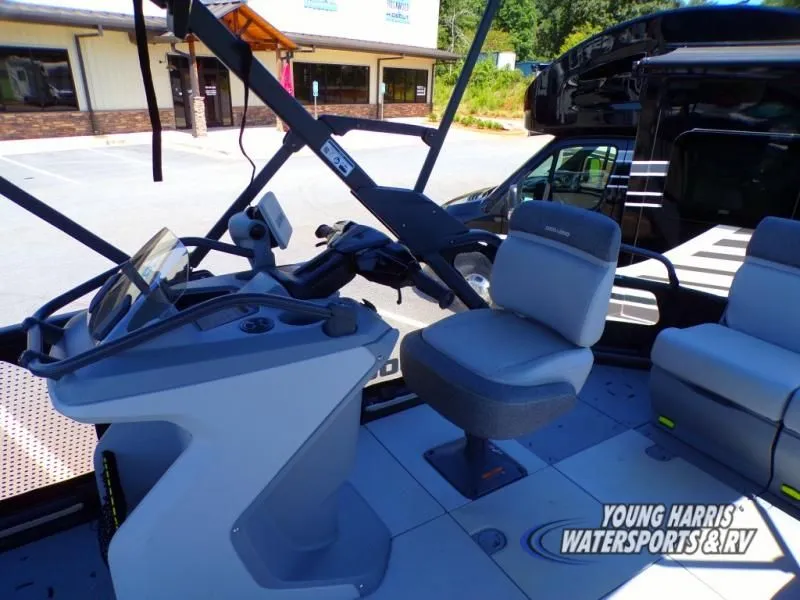 Slide: The Image of Sea-Doo 18 - 230 HP 2023 - 17