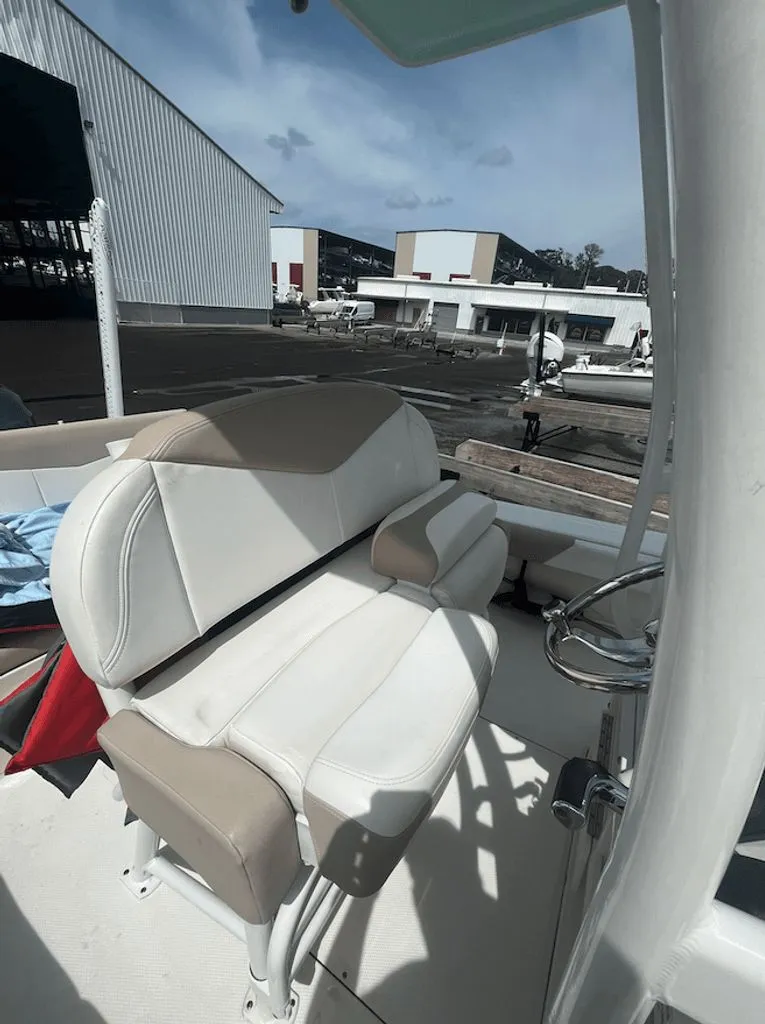 Slide: The Image of Robalo 246 Cayman 2019 - 10
