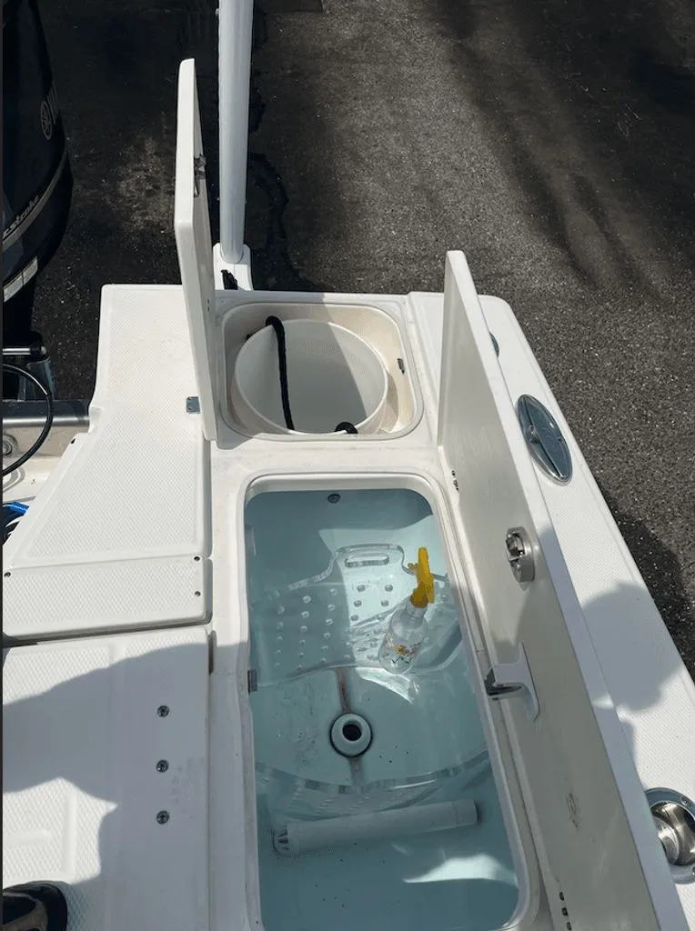 Slide: The Image of Robalo 246 Cayman 2019 - 15